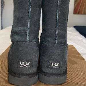 UGG Size 9 Black Classic Short Boot